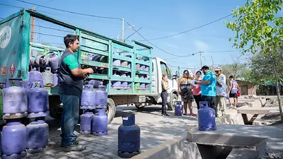 Personas repartiendo garrafas de gas Personas repartiendo garrafas de gas