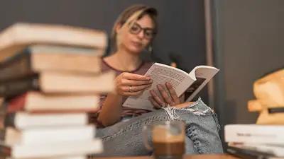 Una mujer leyendo libros Una mujer leyendo libros