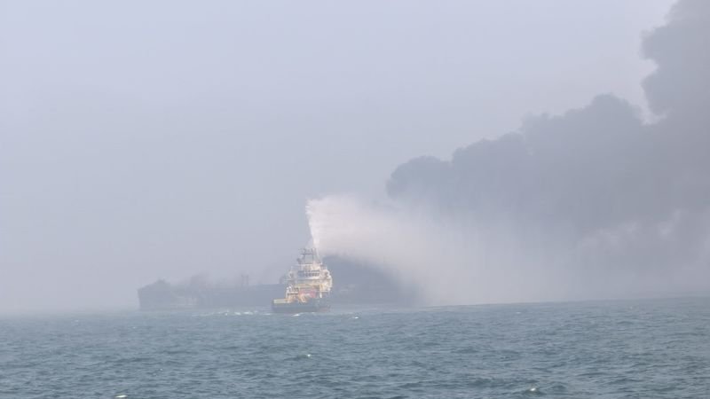 Equipos de salvamento se dirigen al lugar del accidente del petrolero frente a Reino Unido