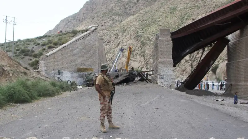 Militantes separatistas dicen haber tomado rehenes durante el ataque a un tren en Pakistán