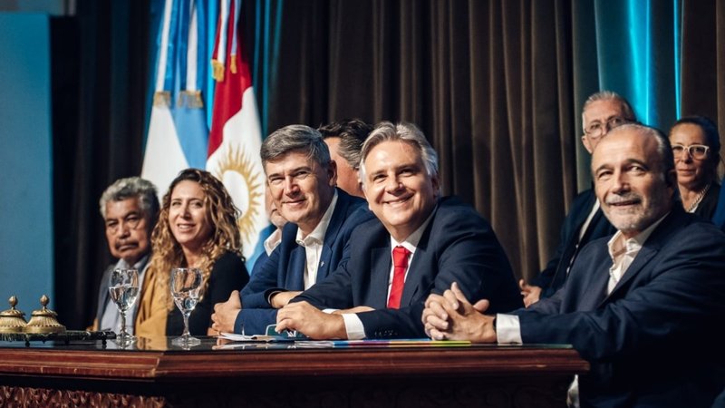 Llaryora anunció una ruta clave en Córdoba y cargó contra Milei por la obra pública: "Muerte"