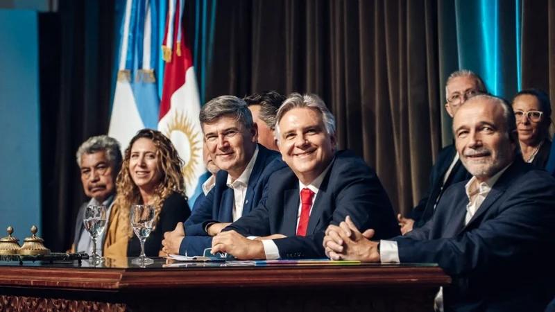Llaryora anunció una ruta clave en Córdoba y cargó contra Milei por la obra pública: "Muerte"