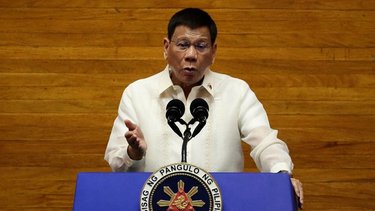 El avión que transportaba al expresidente filipino Duterte a la CPI sufre un retraso