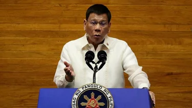 El avión que transportaba al expresidente filipino Duterte a la CPI sufre un retraso