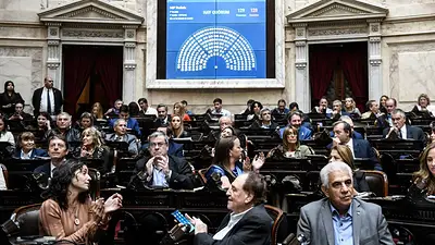 Escándalo en Diputados: la sesión terminó con piñas e insultos Escándalo en Diputados: la sesión terminó con piñas e insultos