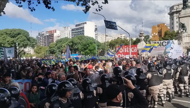 Se activó el protocolo antipiquetes: la Policía provoca a la marcha de jubilados