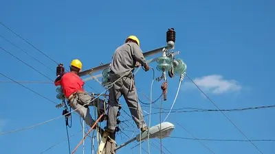 Tragedia en el pueblo de Scaloni: dos empleados municipales murieron electrocutados y denuncian negligencia de la comuna Tragedia en el pueblo de Scaloni: dos empleados municipales murieron electrocutados y denuncian negligencia de la comuna