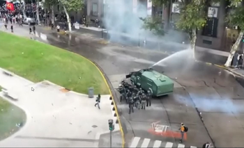 El momento en que golpean a una jubilada hasta dejarla en el piso | Video