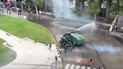 Represión: el momento en el que un policía golpea a una jubilada hasta dejarla en el piso Represión: el momento en el que un policía golpea a una jubilada hasta dejarla en el piso