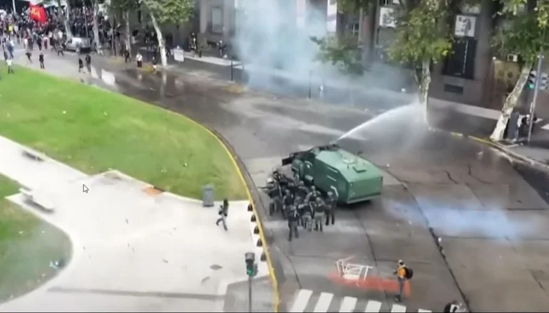 Día de furia contra los jubilados 1 Represión: el momento en el que un policía golpea a una jubilada hasta dejarla en el piso