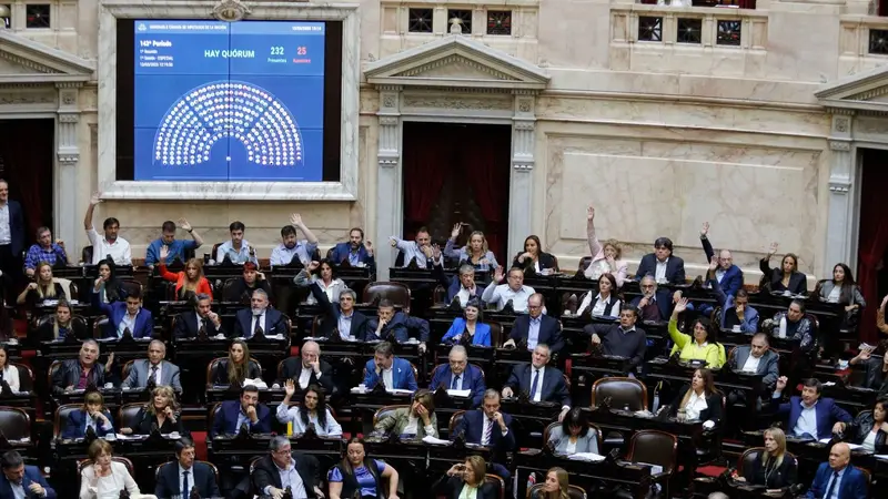 Caos en Diputados: piñas entre LLA y aliados, reclamos a Menem y blindaje de la estafa cripto para Milei Caos en Diputados: piñas entre LLA y aliados, reclamos a Menem y blindaje de la estafa cripto para Milei