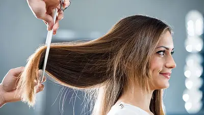 Persona cortando el cabello Persona cortando el cabello