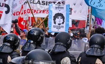 Los hinchas fueron al frente por los jubilados y el Gobierno respondió con represión | Marcha jubilados