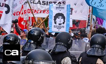 Los hinchas fueron al frente por los jubilados y el Gobierno respondió con represión | Marcha jubilados