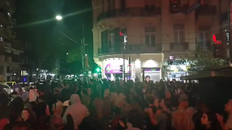 Después de un día de represión, manifestantes volvieron a salir a la calle