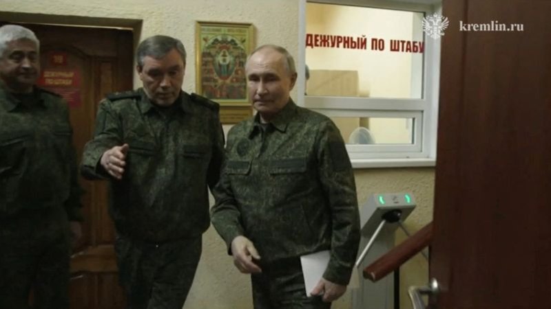 Putin, con uniforme militar, ordena una derrota rápida de las fuerzas ucranianas en Kursk