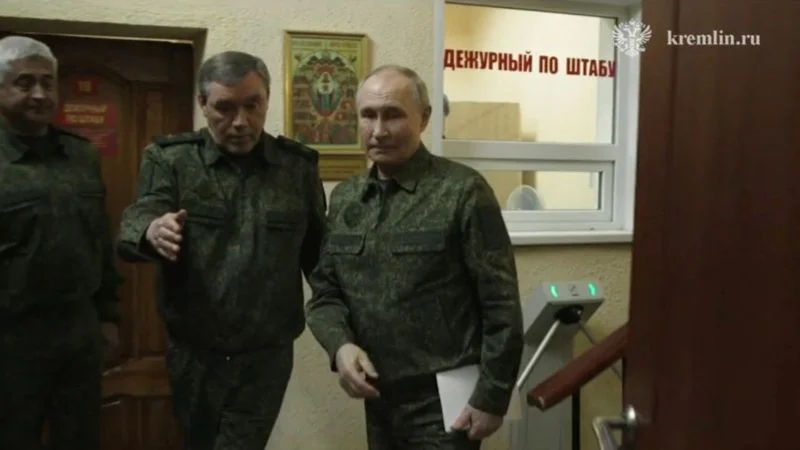 Putin, con uniforme militar, ordena una derrota rápida de las fuerzas ucranianas en Kursk