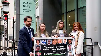 Víctimas exigen justicia por mortal derrumbe de represa en Brasil en juicio en Reino Unido Víctimas exigen justicia por mortal derrumbe de represa en Brasil en juicio en Reino Unido