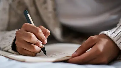 Persona escribiendo. Persona escribiendo.