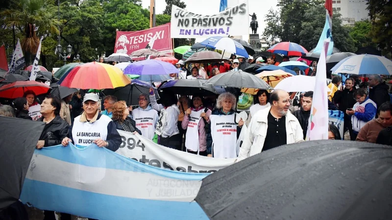Marcha en Córdoba: hinchas y organizaciones sociales acompañaron el reclamo de los jubilados contra Milei