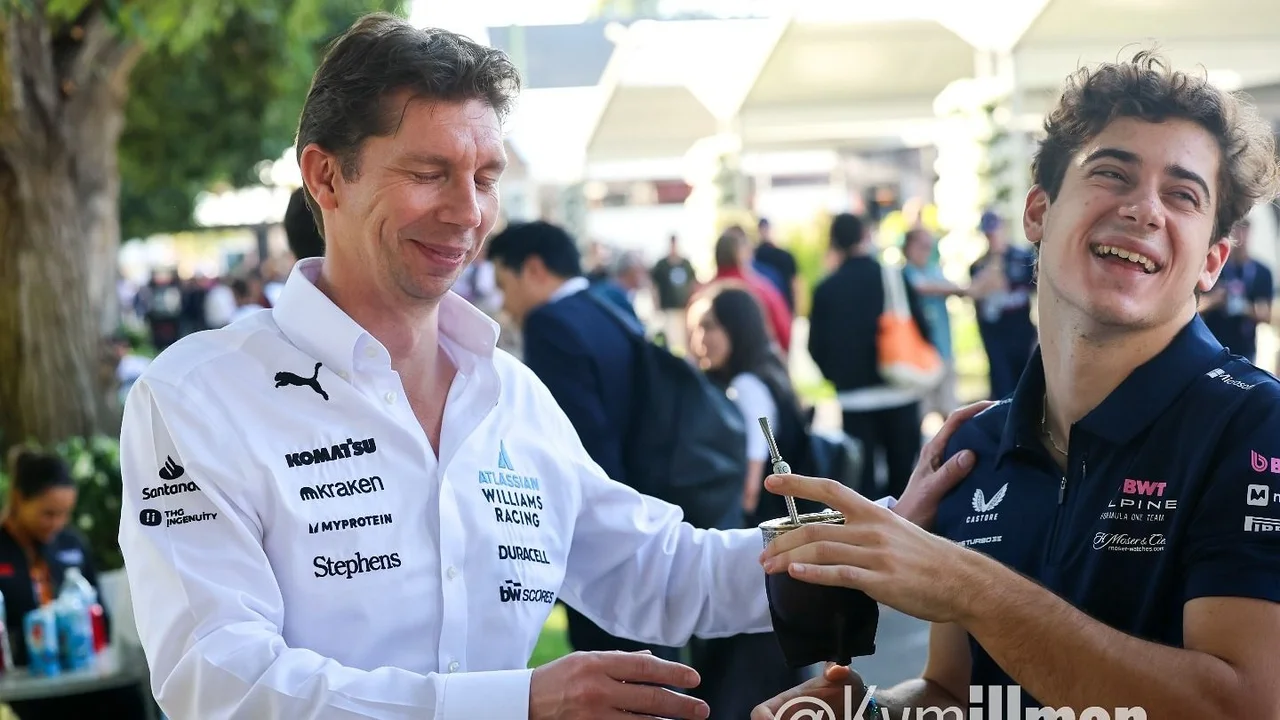 James Vowles y Franco Colapinto en el paddock.