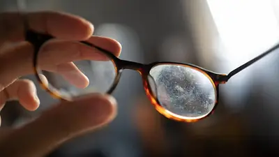 Cómo limpian los anteojos en las ópticas. Cómo limpian los anteojos en las ópticas.