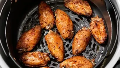 alitas de pollo en la freidora de aire. alitas de pollo en la freidora de aire.