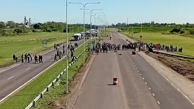 Paro y marcha de trabajadores de Vicentin: cortaron la ruta Rosario-Santa Fe Paro y marcha de trabajadores de Vicentin: cortaron la ruta Rosario-Santa Fe