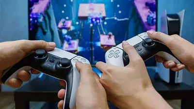 Personas jugando a PS5. Personas jugando a PS5.