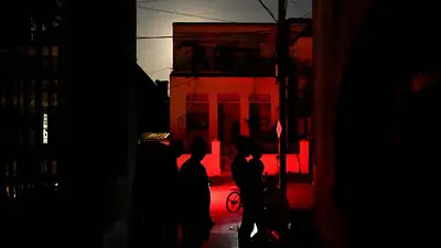 Cuba continúa prácticamente sin energía tras la caída de su red eléctrica Cuba continúa prácticamente sin energía tras la caída de su red eléctrica