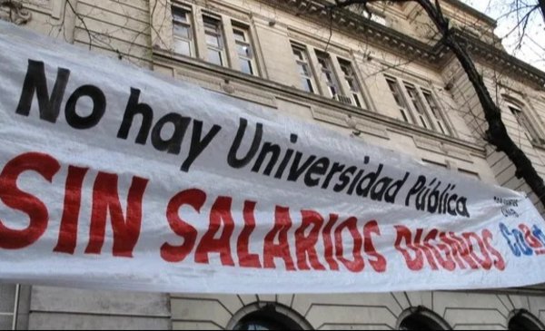 Ajuste a la educación: docentes universitarios de Rosario advierten pérdida salarial del 70%