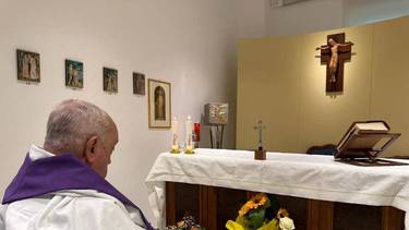 El Vaticano publica la primera foto del papa Francisco en el hospital