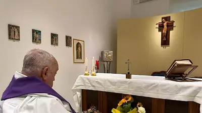 El Vaticano publica la primera foto del papa Francisco en el hospital El Vaticano publica la primera foto del papa Francisco en el hospital