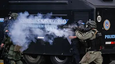 Gendarme disparando en la marcha de jubilados Gendarme disparando en la marcha de jubilados