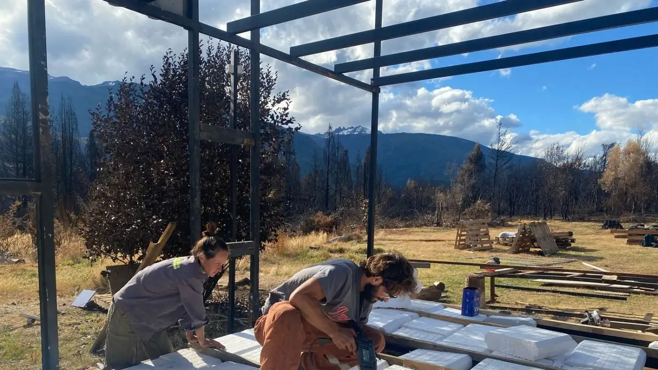 Es diseñadora y con sus amigos ayudó a salvar un bosque clave durante los incendios de la Patagonia: "Te parte el corazón"