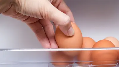 Cómo almacenar los huevos duros en la heladera. Cómo guardar los huevos duros para que duren cocidos en la heladera. Cómo saber si un huevo está bien. Cómo almacenar los huevos duros en la heladera. Cómo guardar los huevos duros para que duren cocidos en la heladera. Cómo saber si un huevo está bien.