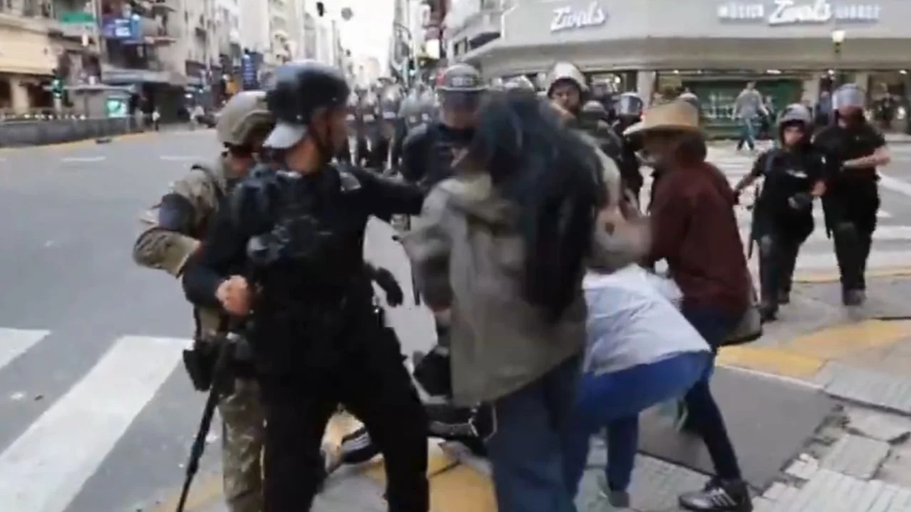 Así fue la feroz cacería de las fuerzas de seguridad en la marcha de los jubilados