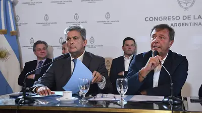 El debate en el Congreso por el DNU del FMI comenzó con cruces y gritos El debate en el Congreso por el DNU del FMI comenzó con cruces y gritos