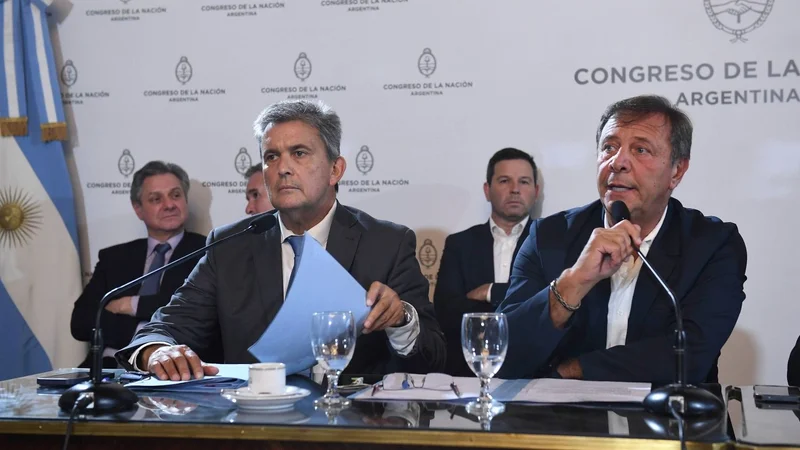 El debate en el Congreso por el DNU del FMI comenzó con cruces y gritos El debate en el Congreso por el DNU del FMI comenzó con cruces y gritos