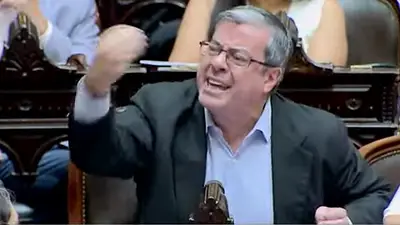 Germán Martínez cruzó a Martín Menem en medio de la sesión de diputados: "Llamalo a Almirón que cagó a trompadas a un diputado" Germán Martínez cruzó a Martín Menem en medio de la sesión de diputados: "Llamalo a Almirón que cagó a trompadas a un diputado"