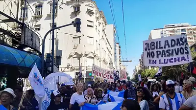 Con amplio apoyo social, jubilados marcharon en Córdoba contra el ajuste de Milei: "Sociedad mejor" Con amplio apoyo social, jubilados marcharon en Córdoba contra el ajuste de Milei: "Sociedad mejor"