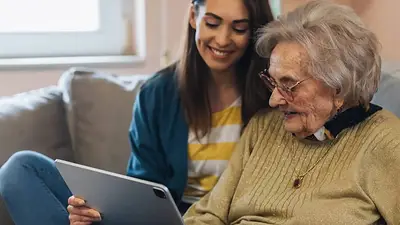 Anciana junto a su nieta mirando una tablet Anciana junto a su nieta mirando una tablet