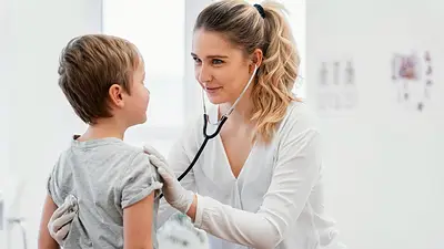 médica y niño. médica y niño.