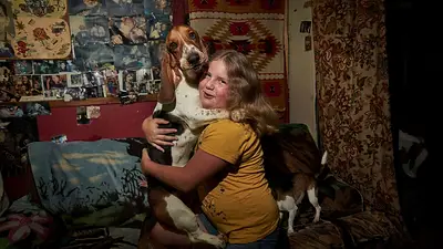 Niña y su perro Niña y su perro