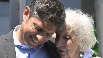 Kicillof junto a Estela: “Los y las bonaerenses vivimos en un territorio de memoria, de verdad y de justicia” Kicillof junto a Estela: “Los y las bonaerenses vivimos en un territorio de memoria, de verdad y de justicia”