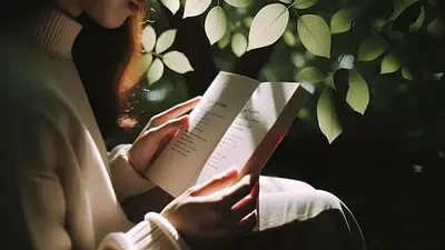 mujer leyendo poesía. mujer leyendo poesía.