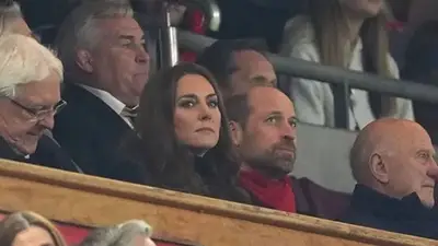 Kate Middleton y el príncipe William en una tribuna Kate Middleton y el príncipe William en una tribuna