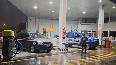 Investigan la muerte de un hombre en una estación de servicio y sospechan de la Policía Investigan la muerte de un hombre en una estación de servicio y sospechan de la Policía