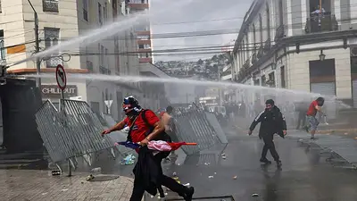 Manifestantes protestan en Congreso chileno tras retraso en votación de ley de pesca Manifestantes protestan en Congreso chileno tras retraso en votación de ley de pesca
