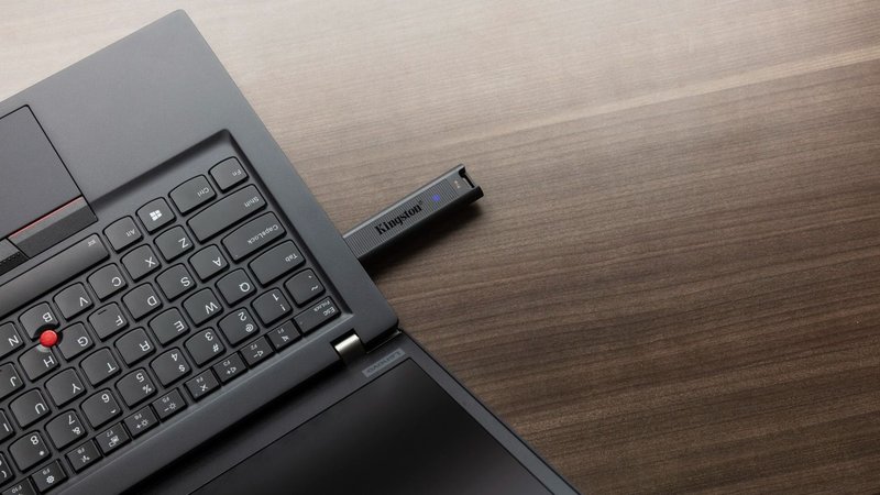 Pendrive enchufado en una notebook.